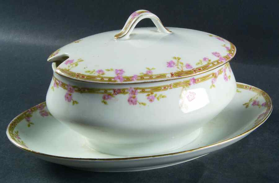 OSG10 Gravy Boat w/Attached Underplate & Lid by Oscar & Edgar Gutherz-1