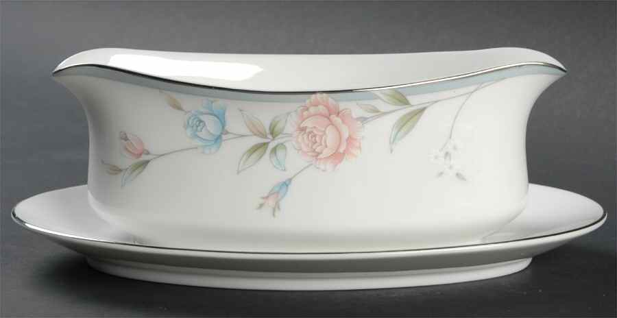 Lycee Gravy Boat with Attached Underplate by Oneida-1