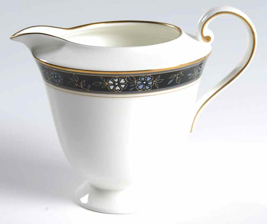 Aviance Black Creamer by Oscar De La Renta-1