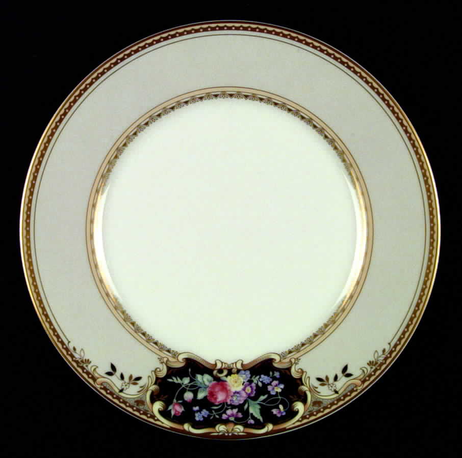Medallion Dinner Plate by Oscar De La Renta-1