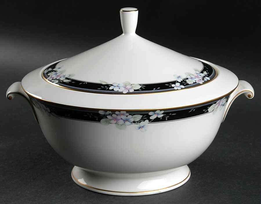 Refinement Black 2 Qt Round Covered Casserole by Oscar De La Renta-1