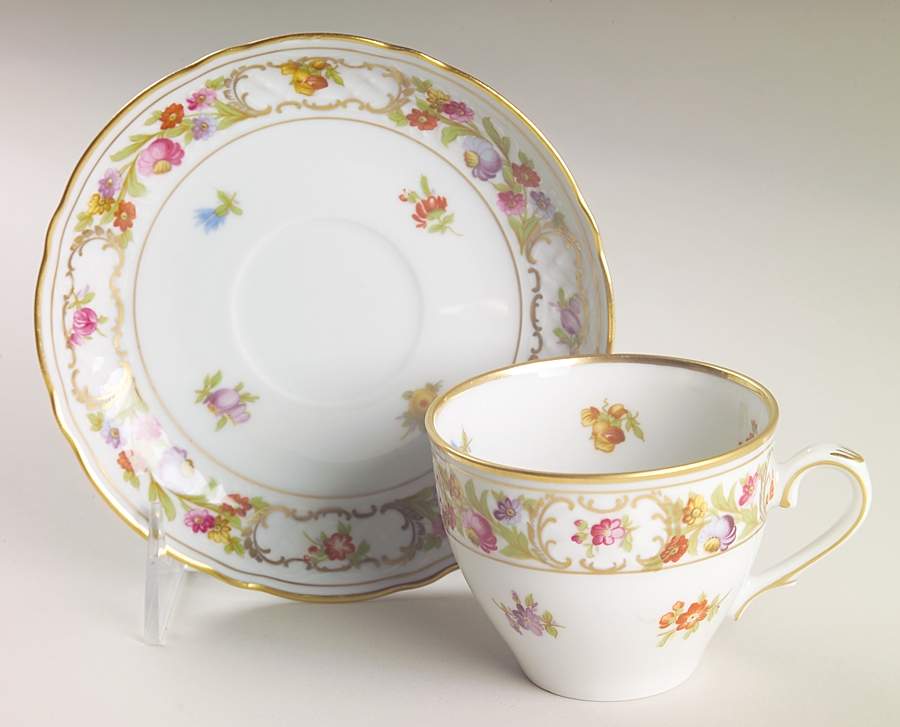 Royale Flat Cup & Saucer Set by Oscar De La Renta-1