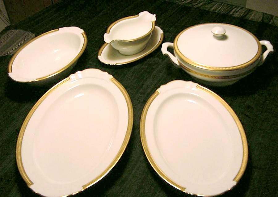 Crown (Band on Edge) 14" Oval Serving Platter by Okura-1