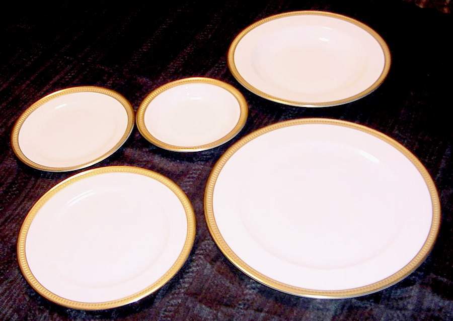 Crown (Band on Edge) Dinner Plate by Okura-1