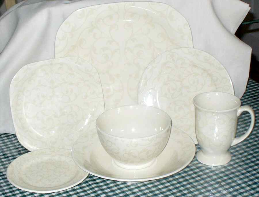 Kensington Square Dinner Plate by Oneida-1