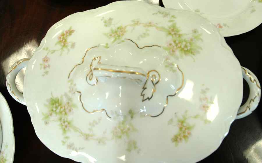OSG255 Oval Covered Vegetable by Oscar & Edgar Gutherz-1