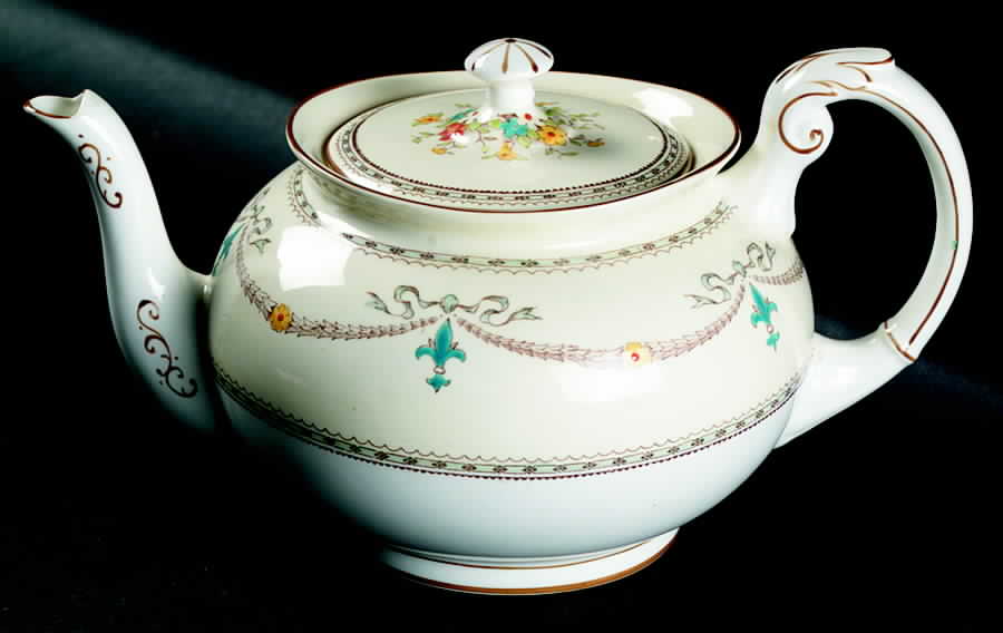 Beaupre Teapot & Lid by Paragon-1