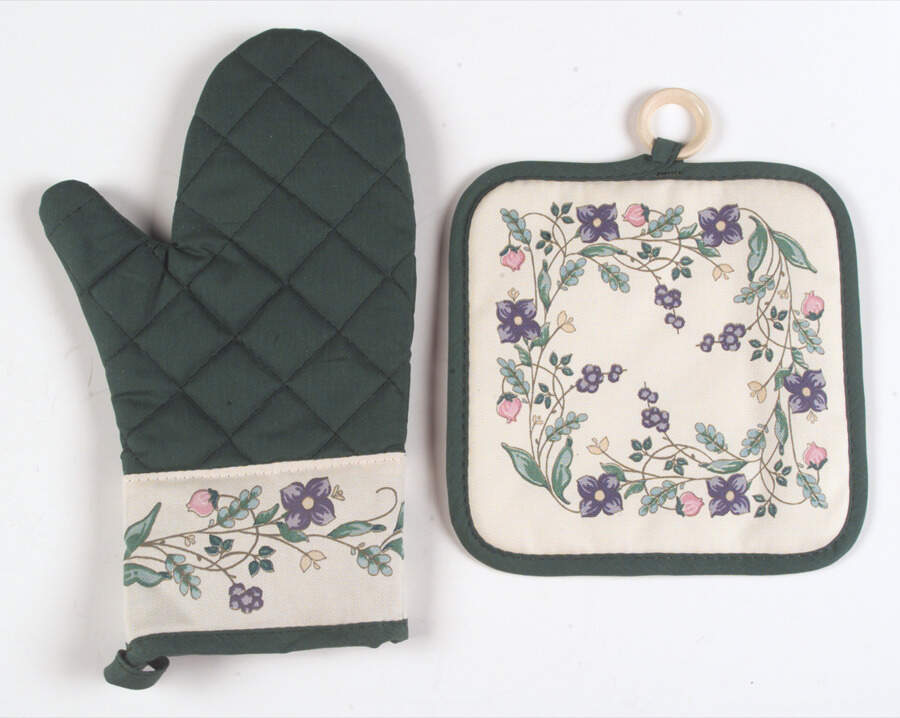 April Cloth Oven Mitt and Potholder Set by Pfaltzgraff-1