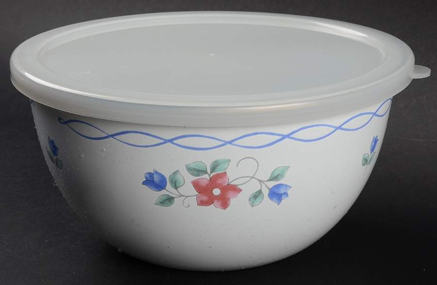 Bonnie Brae 71/4" Metal Bowl W/Plastic Lid by Pfaltzgraff-1