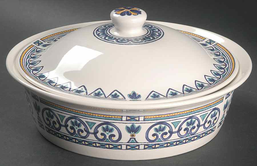 Capistrano 1.5 Qt Round Covered Casserole by Pfaltzgraff-1