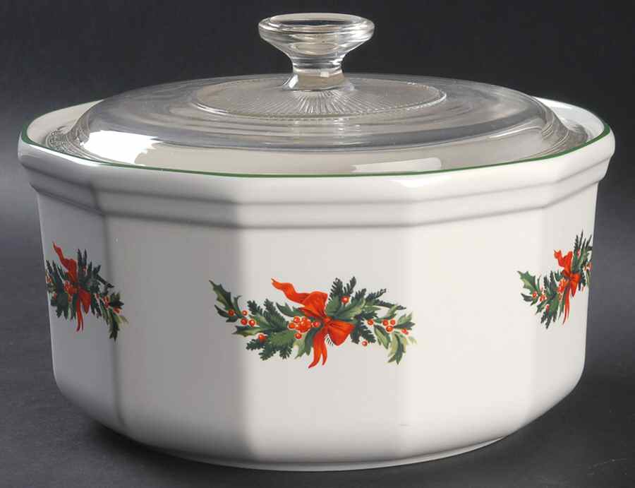 Christmas Heritage 3.5 Quart Round Covered Casserole by Pfaltzgraff-1