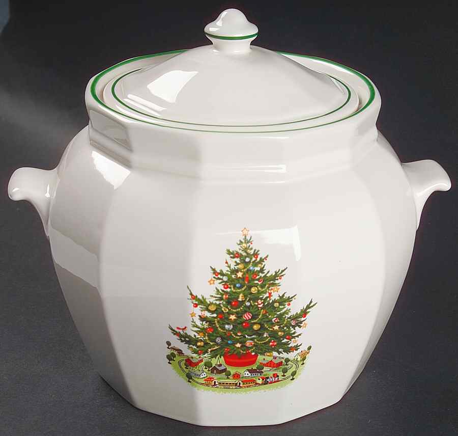 Christmas Heritage Bean Pot & Lid by Pfaltzgraff-1