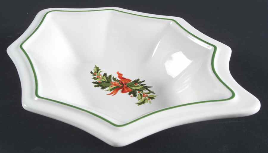 Christmas Heritage Large Leaf Dish by Pfaltzgraff-1