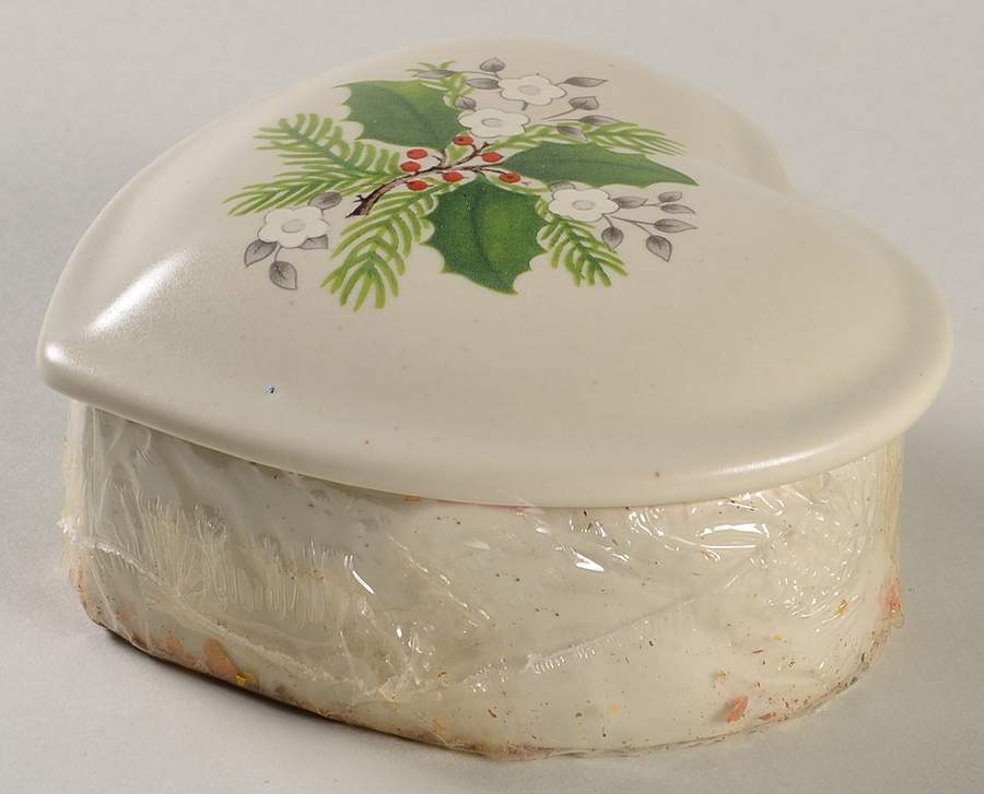 Christmas Heirloom Heart Potpourri with Lid by Pfaltzgraff-1