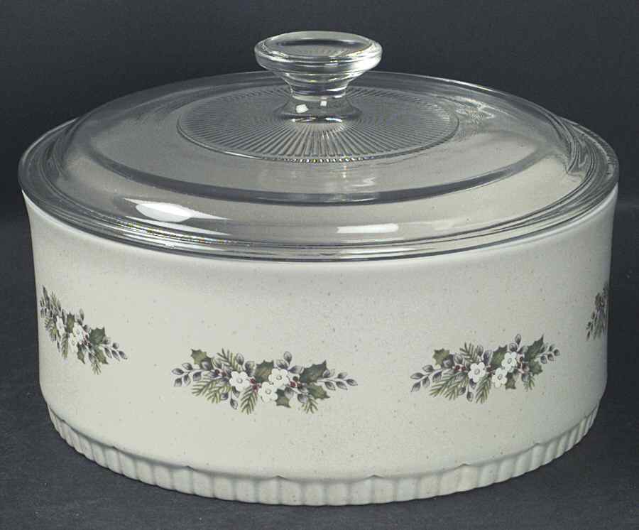 Christmas Heirloom 2.5 Quart Round Covered Baker by Pfaltzgraff-1