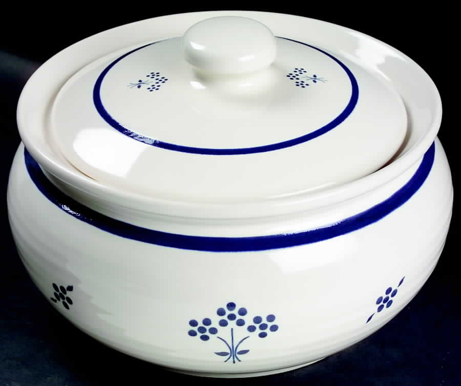 Country Fair 3 Quart Round Covered Casserole by Pfaltzgraff-1