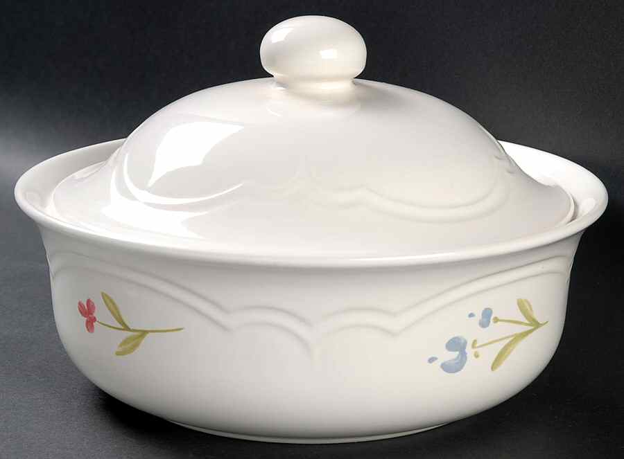 Garland 2 Qt Round Covered Casserole by Pfaltzgraff-1