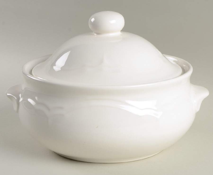 Gazebo White 2 Qt Round Covered Casserole by Pfaltzgraff-1