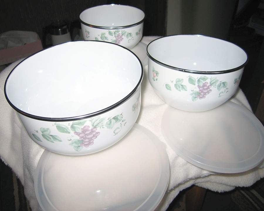 Grapevine 3 Pc Metal Bowl & Plastic Lid (5 3/4", 7", 7 3/4") by Pfaltzgraff-1