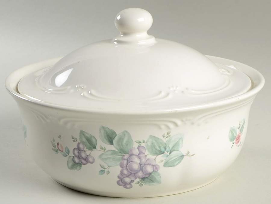 Grapevine 2 Quart Oval Covered Casserole by Pfaltzgraff-1
