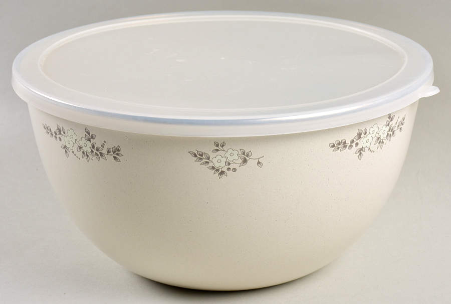 Heirloom 9 5/8" Metal Bowl with Plastic Lid by Pfaltzgraff-1