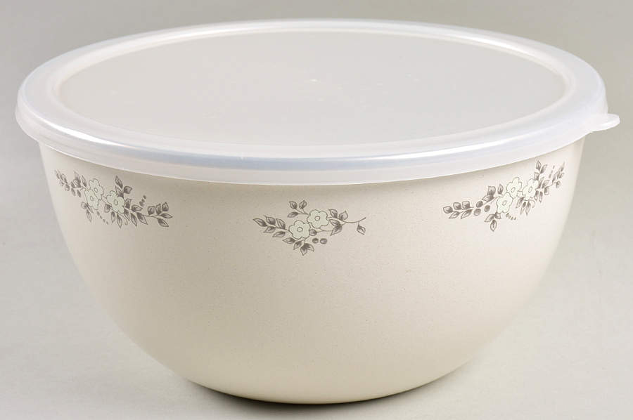 Heirloom 8 3/4" Metal Bowl with Plastic Lid by Pfaltzgraff-1