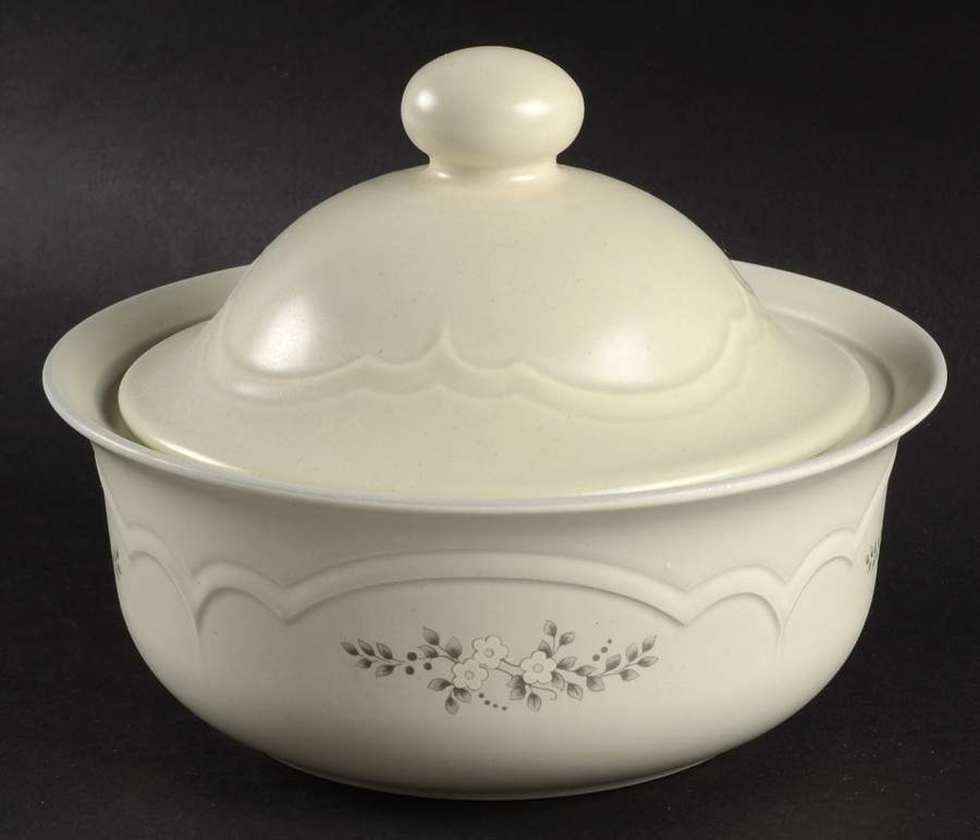 Heirloom 1.5 Qt Round Covered Casserole by Pfaltzgraff-1