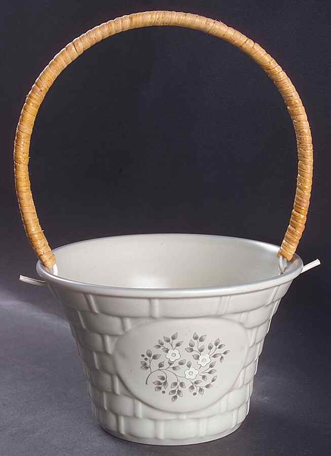 Heirloom Small Basket by Pfaltzgraff-1