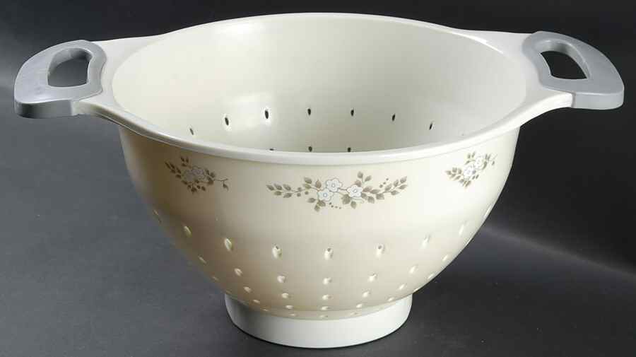 Heirloom Melamine Colander by Pfaltzgraff-1