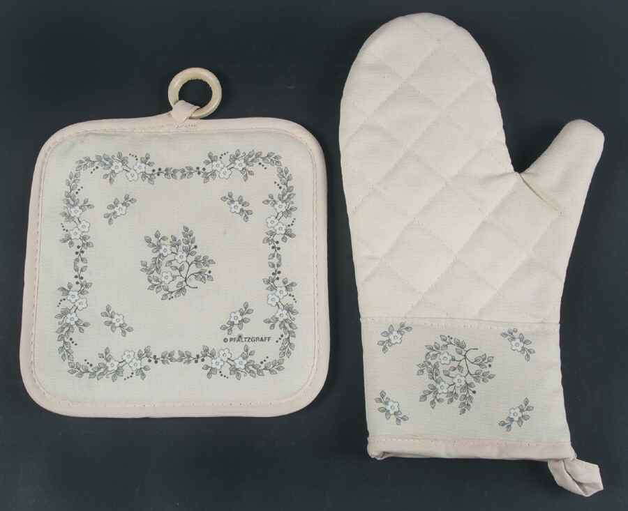 Heirloom Cloth Oven Mitt and Potholder Set by Pfaltzgraff-1