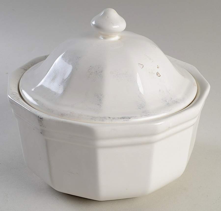 Heritage White 1.5 Qt Round Covered Casserole by Pfaltzgraff-1