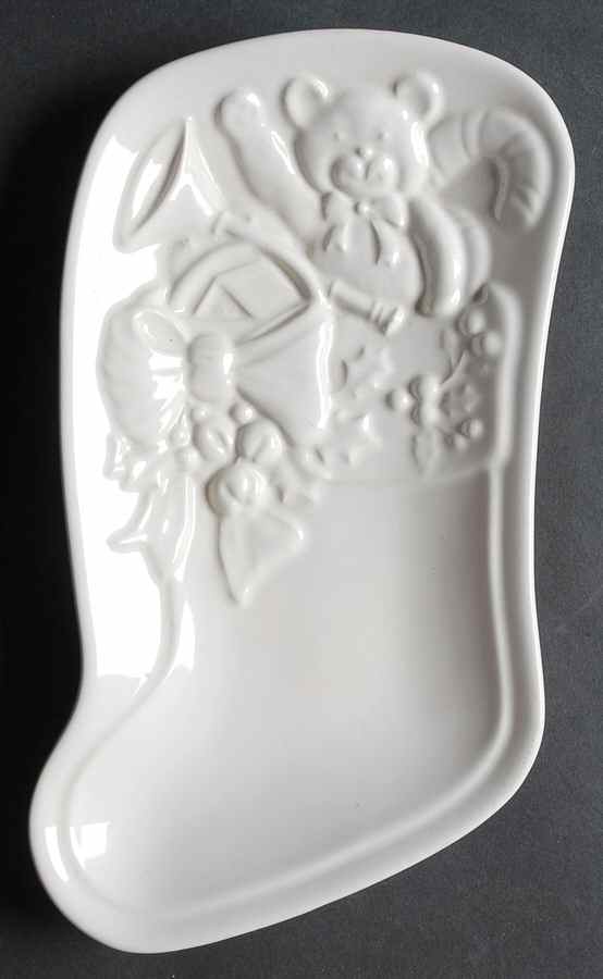 Heritage White Embossed Stocking Plate by Pfaltzgraff-1