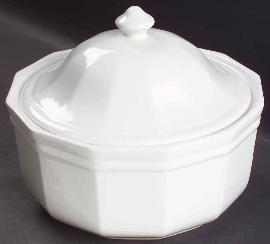 Heritage White 3 Quart Round Covered Casserole by Pfaltzgraff-1