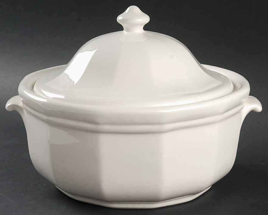 Heritage White 3 Quart Round Covered Casserole by Pfaltzgraff-1