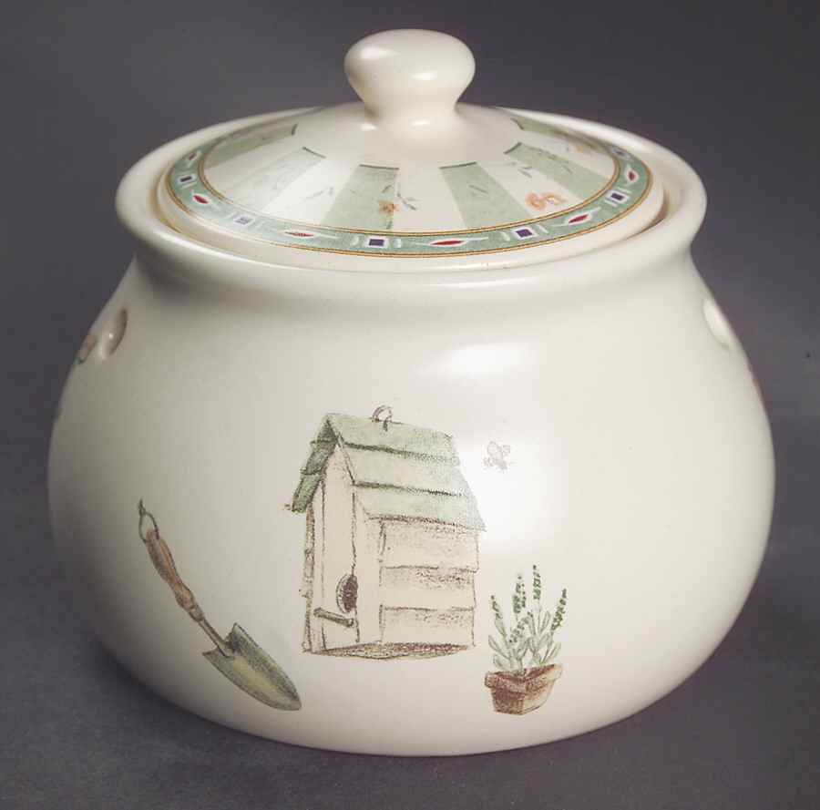 Naturewood Garlic Keeper & Lid by Pfaltzgraff-1