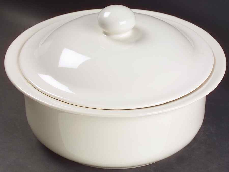 Simply White Shapes 2.25 Qt Round Covered Casserole by Pfaltzgraff-1