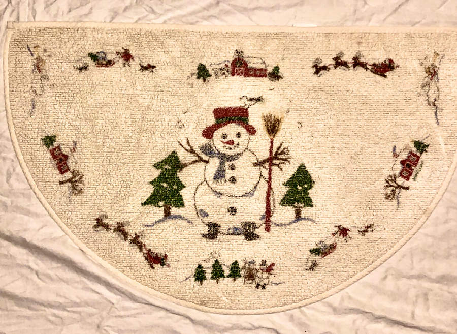 Snow Village Slice Rug by Pfaltzgraff-1