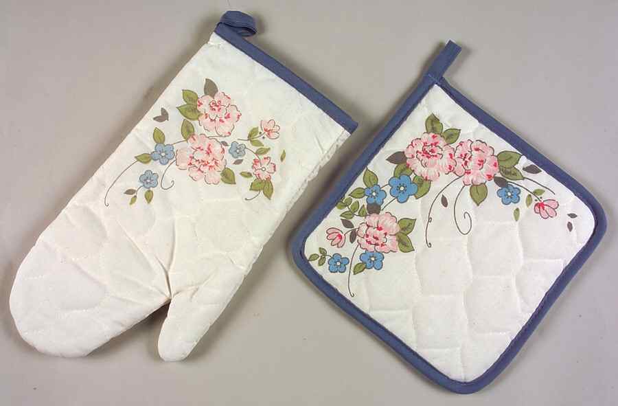 Tea Rose Cloth Oven Mitt and Potholder Set by Pfaltzgraff-1