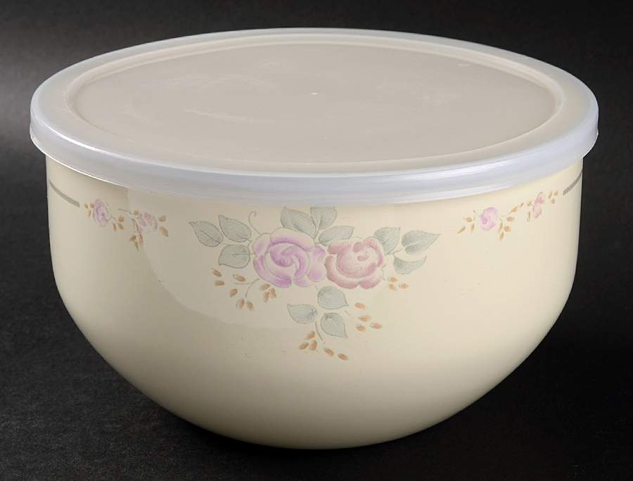 Trousseau 7 3/4" Metal Bowl W/Plastic Lid by Pfaltzgraff-1