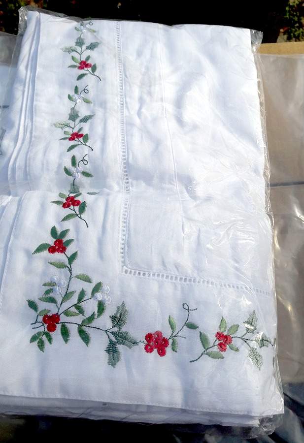 Winterberry 68" X 84" Oblong Tablecloth by Pfaltzgraff-1