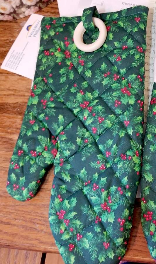 Winterberry Cloth Oven Mitt by Pfaltzgraff-1