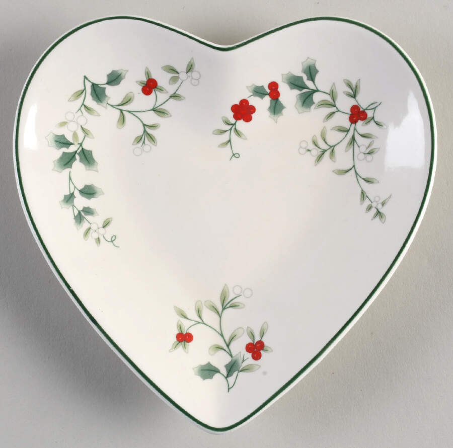 Winterberry Heart Shaped Dish by Pfaltzgraff-1