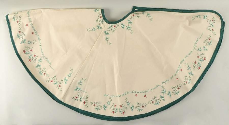 Winterberry Tree Skirt by Pfaltzgraff-1