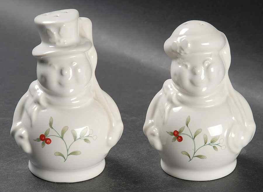 Winterberry Figural Salt and Pepper by Pfaltzgraff-1