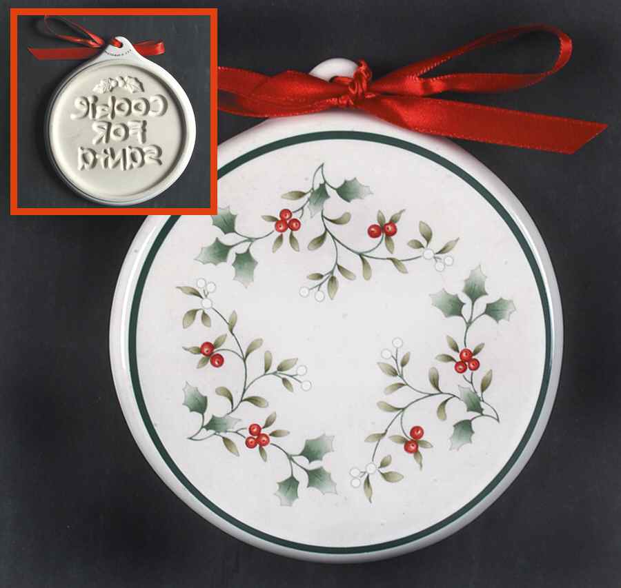Winterberry Cookie Mold/Press by Pfaltzgraff-1