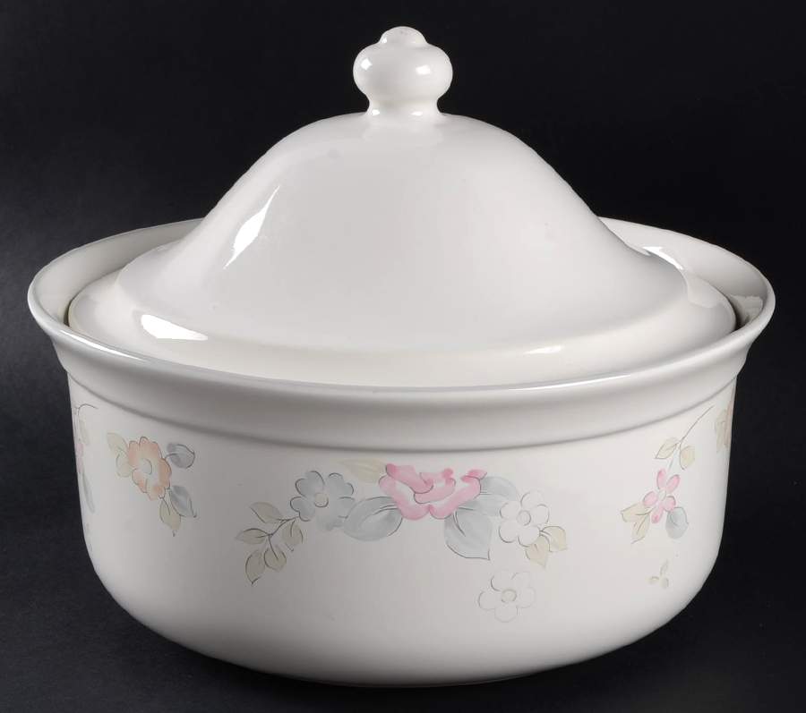 Wyndham 2 Qt Round Covered Casserole by Pfaltzgraff-1