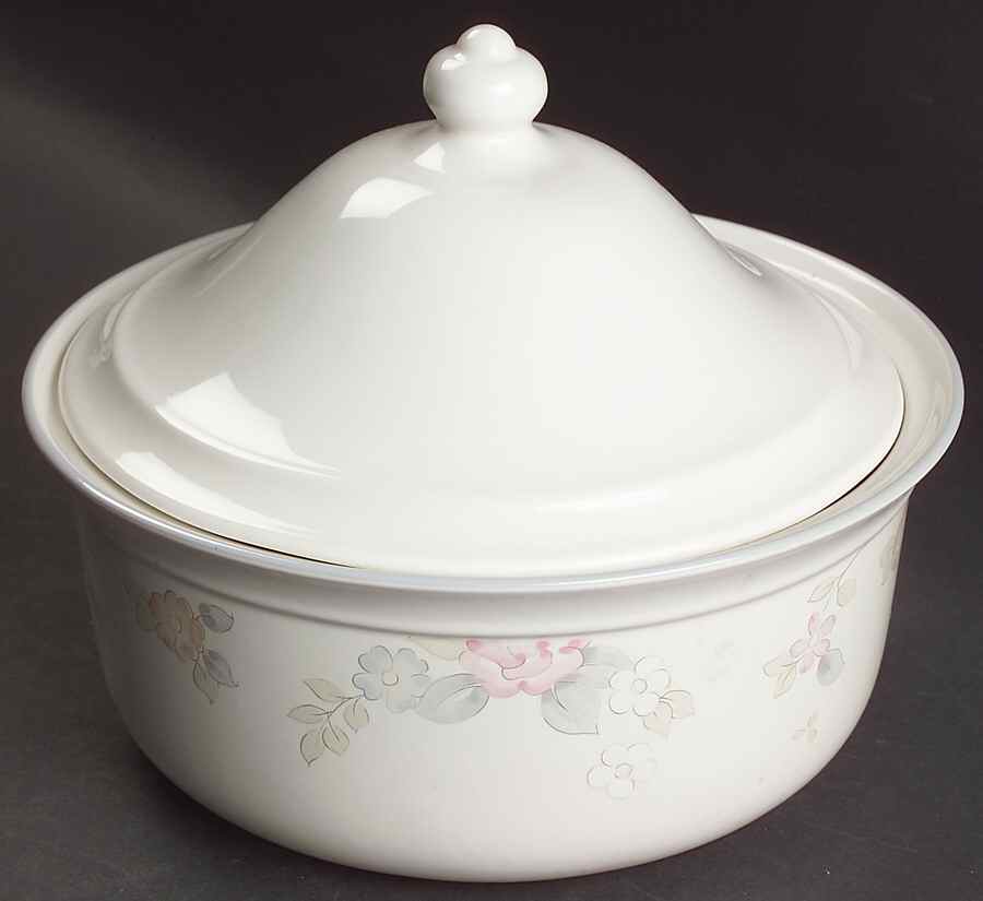 Wyndham 2.25 Qt Round Covered Casserole by Pfaltzgraff-1