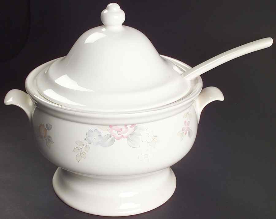 Wyndham Tureen & Lid w/Ladle by Pfaltzgraff-1