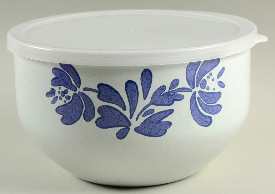 Yorktowne 7 3/4" Metal Bowl W/Plastic Lid by Pfaltzgraff-1