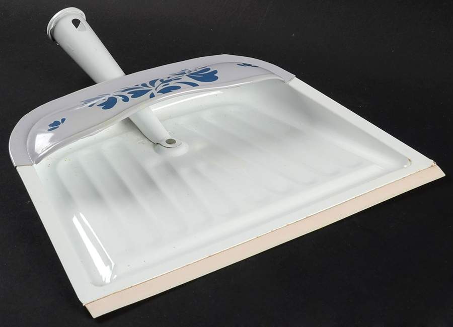 Yorktowne Metal Dust Pan by Pfaltzgraff-1
